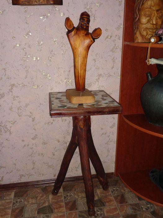 В. Грибков-Майский. Петрушка на столике из вишни