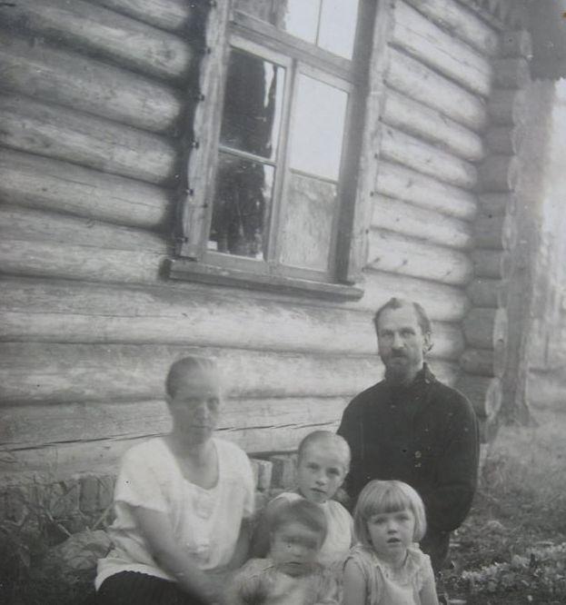 На исторической фотографии семья Ольшевских в Свято-Преображенской пустыни - Гордей Игнатьевич, Ольга Тимофеевна и дети. Крайняя справа - маленькая Надя.