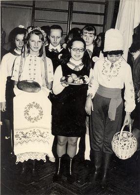 В декабре 1970 года на школьном мероприятии, посвященном образованию СССР,  наш класс представлял братскую республику Молдавию.  На переднем плане слева направо Лена Верещагина, Света Ковальчук, Оля Манерова.
