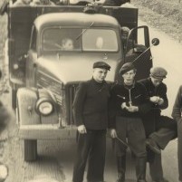 Nikolajs Ivanovs (pirmais no kreisās puses) piedalās neskarto zemju apgūšanā