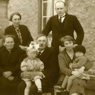 Ņina un Pauls Stradiņi ar meitām Irēnu un Maiju pie vecākiem Viesītē