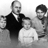 Ņina un Pauls Stradiņi kopā ar meitām Irēnu, Maiju un dēlu Jāni