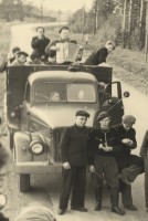 Николай Иванов (крайний слева) на освоении целинных земель