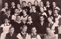 Молодой учитель Аркадий Курмелёв с учениками