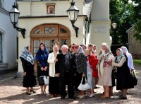 Н.Т. Иванов со слушательницами Рижского Гребенщиковского училища