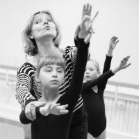 Alla Saharova nodarbībās ar baleta studijas audzēknēm