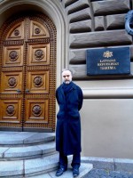 Ivans Drobots pie ieejas LR Saeimas ēkā