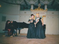 Галина Полякова и Лариса Лютько выступают в концертном зале Вагнера