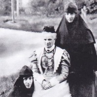 Сестры Мансуровы с матерью