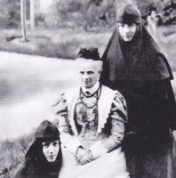 Mansurov sisters with their mother Maria Mansurova