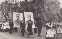 Rīgas 13. vidusskolas kolektīvs  Pirmā maija demonstrācijā