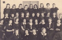 Rīgas krievu ģimnāzijas skolnieces. 1944. gads
