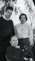 Vera Jakobi ar māti un audžudēlu Aleksandru