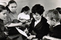 Inna Krutikova ar skolniekiem. 1970. gadi
