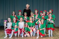 Indra Lapšina kopā ar privātās baleta studijas audzēknēm