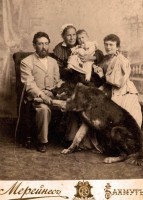 Михаил Максимович с женой и дочерью