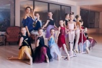 Педагог Марина Сейко с воспитанницами центра балета “ARIA”