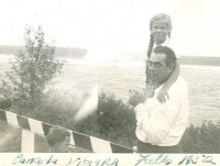 Boriss Trofimovs ar meitu Veru Niagaras ūdenskrituma tuvumā 1952. gadā