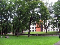 Административное здание, примыкающее к парку