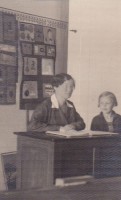 Ņina Orlova ar meitu Olgu mācību stundā skolā