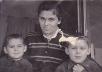 Ņina Peškova kopā ar dēliem Vladimiru un Aleksandru