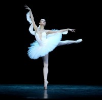 Iļana Puhova uzstājas LNOB skatuvē