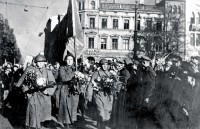 Latviešu strēlnieku korpuss ienāk Rīgā