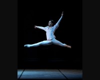 Виктор Сейко  выступает на сцене ЛНОБ