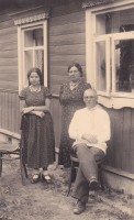 OIga Frolova ar vecākiem,1935. gads