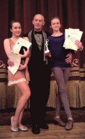 Валерий Виканов с ученицами Рижской балетной школы