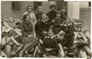 Маргарита Морозова (Салтупе) с одноклассницами, конец 1920-х годов