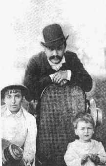 И. К. Мухин с женой и дочерью Верой Мухиной. Фото из архива В. Грецова