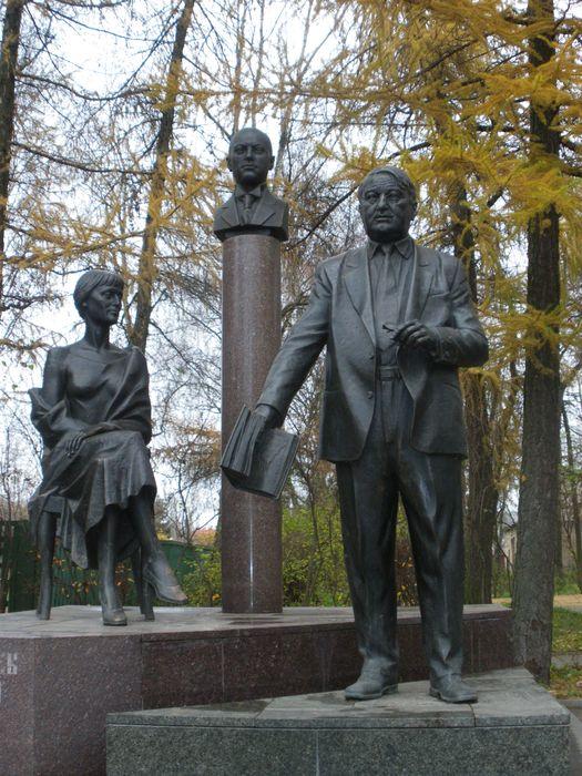 Памятник Ахматовой и Гумилёвым.