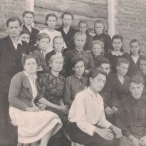 “Dārgajai Vaļečkai no 8. A klases. 1946. gada jūnijs, Jarceva”