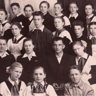 Jaunais skolotājs Arkādijs Kurmeļovs ar skolēniem