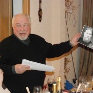 Nikolajs Ivanovs stāsta radiniekiem par saviem atklājumiem ģimenes koka izpētē Nikolajs Ivanovs stāsta radiniekiem par saviem atklājumiem ģimenes koka izpētē