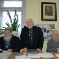 Rīgas Grebenščikova Garīgās skolas rektors Nikolajs Ivanovs pasniedz diplomus absolventiem Rīgas Grebenščikova Garīgās skolas rektors Nikolajs Ivanovs pasniedz diplomus absolventiem