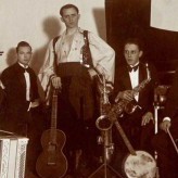 Pyotr Leshchenko (center) performs at A.T. restaurant in Riga