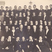 Rīgas krievu ģimnāzijas izlaiduma klase 1944. gada 5. aprīlī