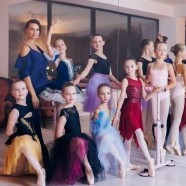 Pedagoģe Marina Seiko ar baleta centra “ARIA” audzēknēm