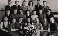 В 1948 году Валерия окончила 17-ю Рижскую среднюю школу