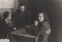 Валерия во время игры в шахматы