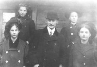 Frīdrihs Canders ar māsām un viņu draudzenēm