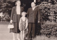 Tatjana Ivanova kopā ar vecomāti un vectēvu