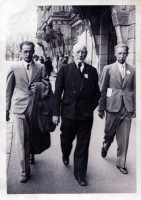 Brāļi Francmaņi kopā ar tēvu Edgaru Francmani Rīgas ielās