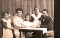 Mihails Maksimovičs ar sievu un trim meitām