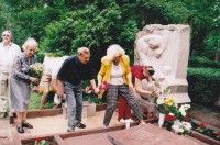 Alla Ņikitenko pie rakstnieka V. Pikuļa kapa pieminekļa