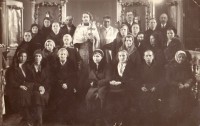 Члены Колкасрагского приход в своей церкви