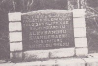 Piemiņas plāksne vietā, kur tika nošauti Aleksandrs Švangeradze un Arnolds Švāne
