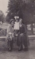 Margarita Busko ar māti un mātesmāsu. 1932. gads